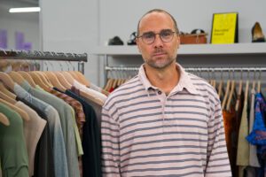 APLACE VD och medgrundare Kalle Tollmar i sin klädesbutik belägen i centrala Stockholm